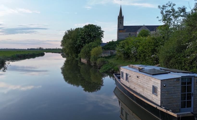 liesville-sur-douve-toue-cabanee-0 - BateliersdesMarais