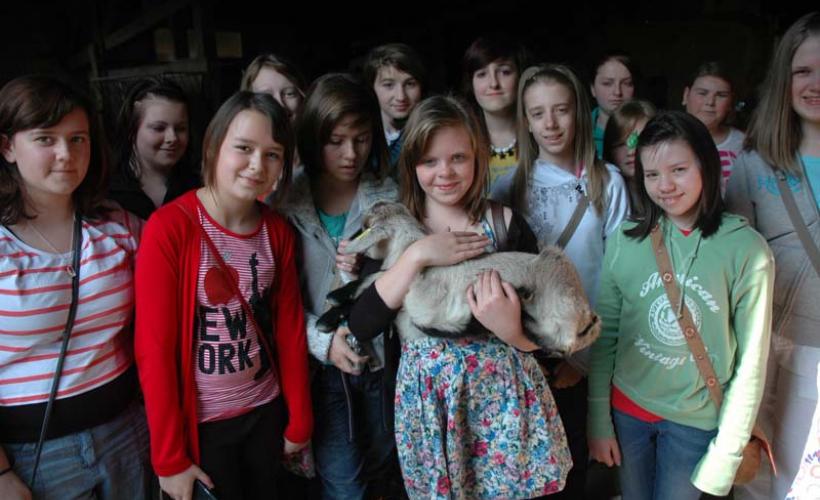 Saint-Hilaire-Petitville_Chèvrerie du Mesnil_visite groupe à la ferme_1