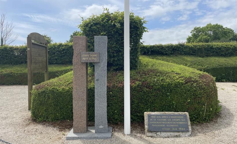 Monument de la Libération dézoomer - Foucarville dézoomer