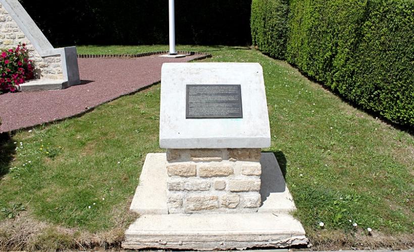 Monument avion C47 439th TCG et 506th régiment de la 101e AB_Beuzeville au Plain