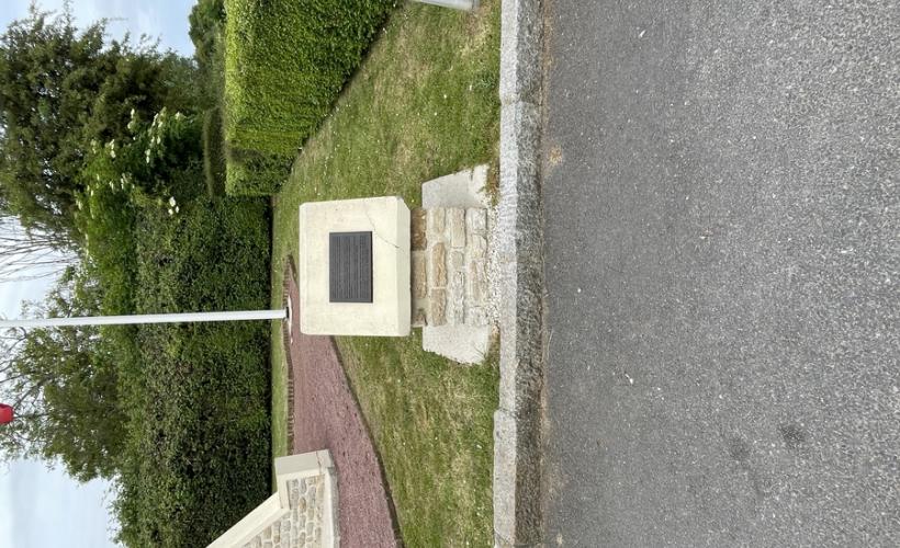 BAP Stèle relatant le crash dézoomer - Beuzeville au Plain