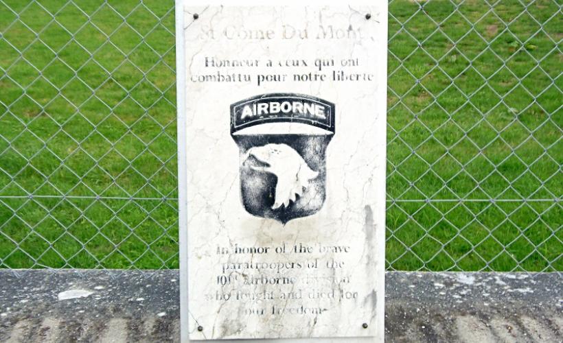 Plaque 101e airborne_SAINT-CÔME-DU-MONT©OT Baie du Cotentin