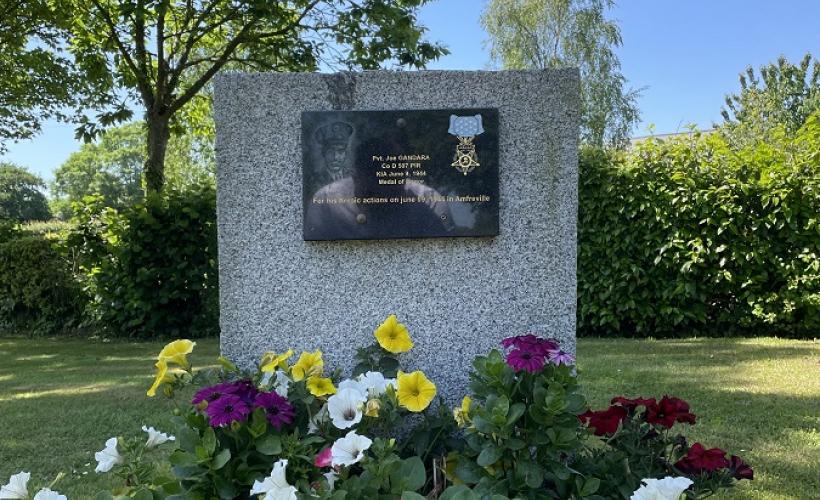 Joe Gandara, monument du 507ème - Amfreville
