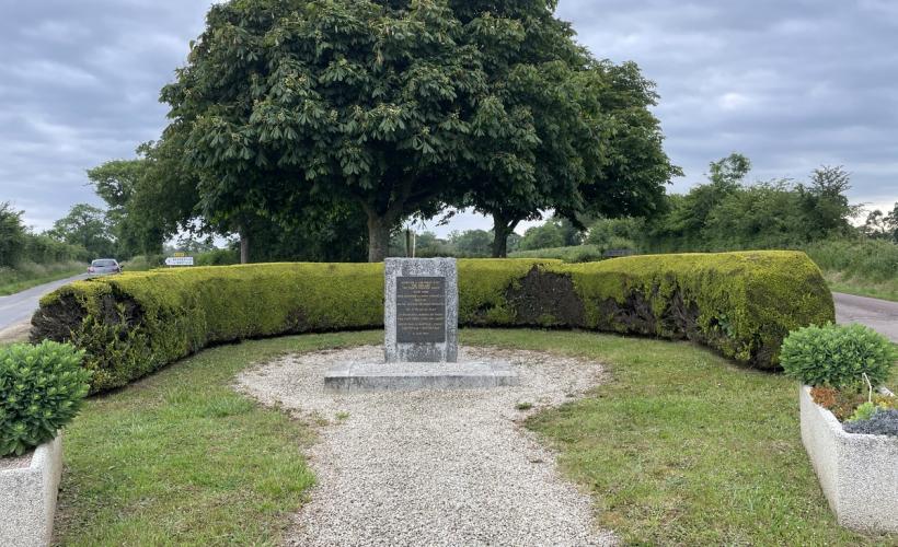 Stèle 9TH USAAF 2 - CRETTEVILLE