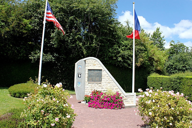 Monument avion C47 439th TCG et 506th régiment de la 101e AB Beuzeville au Plain