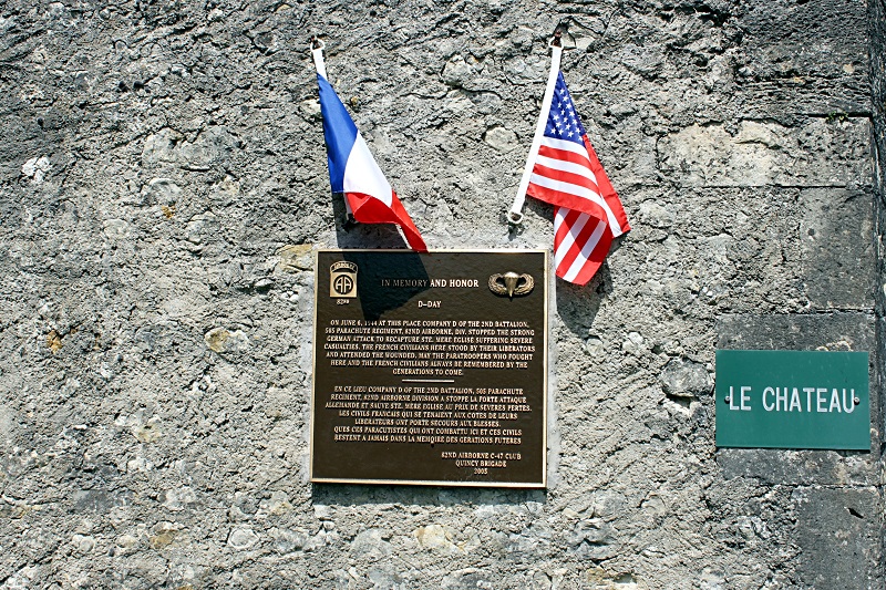 Plaque 82e airborne_Neuville au Plain