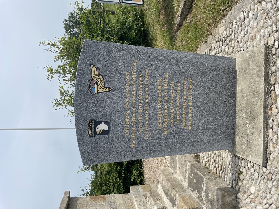 Stèle en hommage aux pathfinders de la 101ème SGDV
