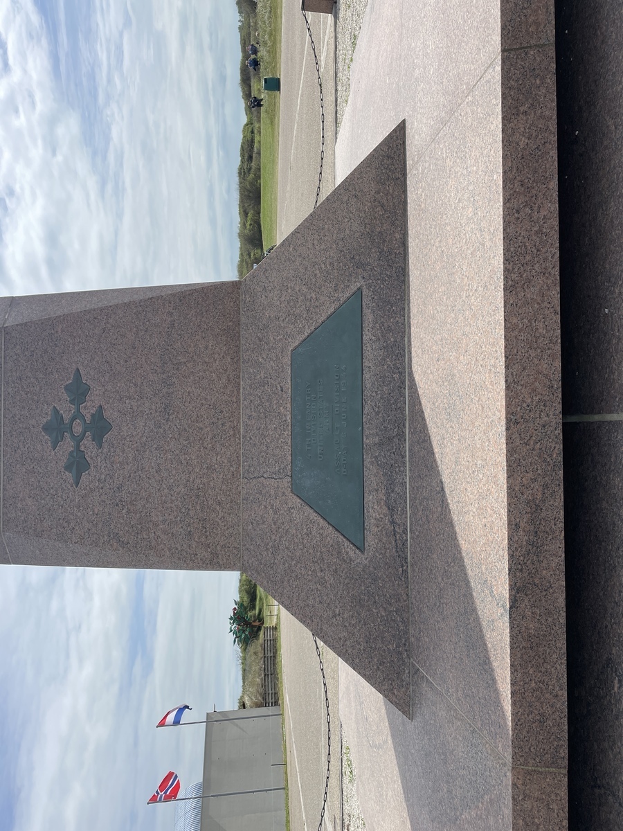Monument 4th ID zoomé - SAINTE-MARIE-DU-MONT 