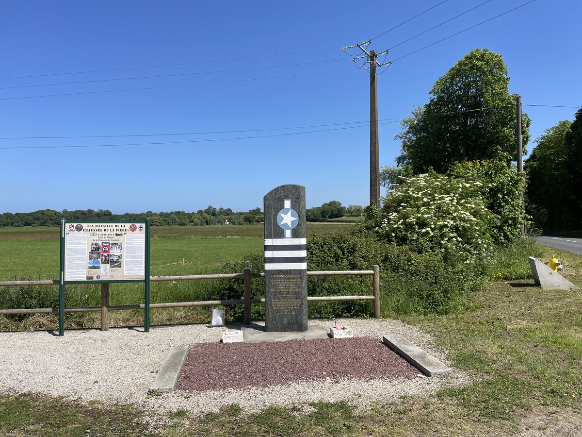 Monument 325ème GIR Dezoomer - AMFREVILLE
