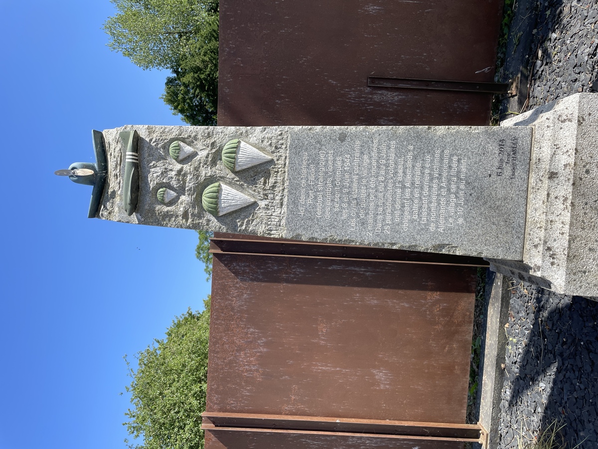 Stèle 508ème PIR et plaques officiers américains - PICAUVILLE