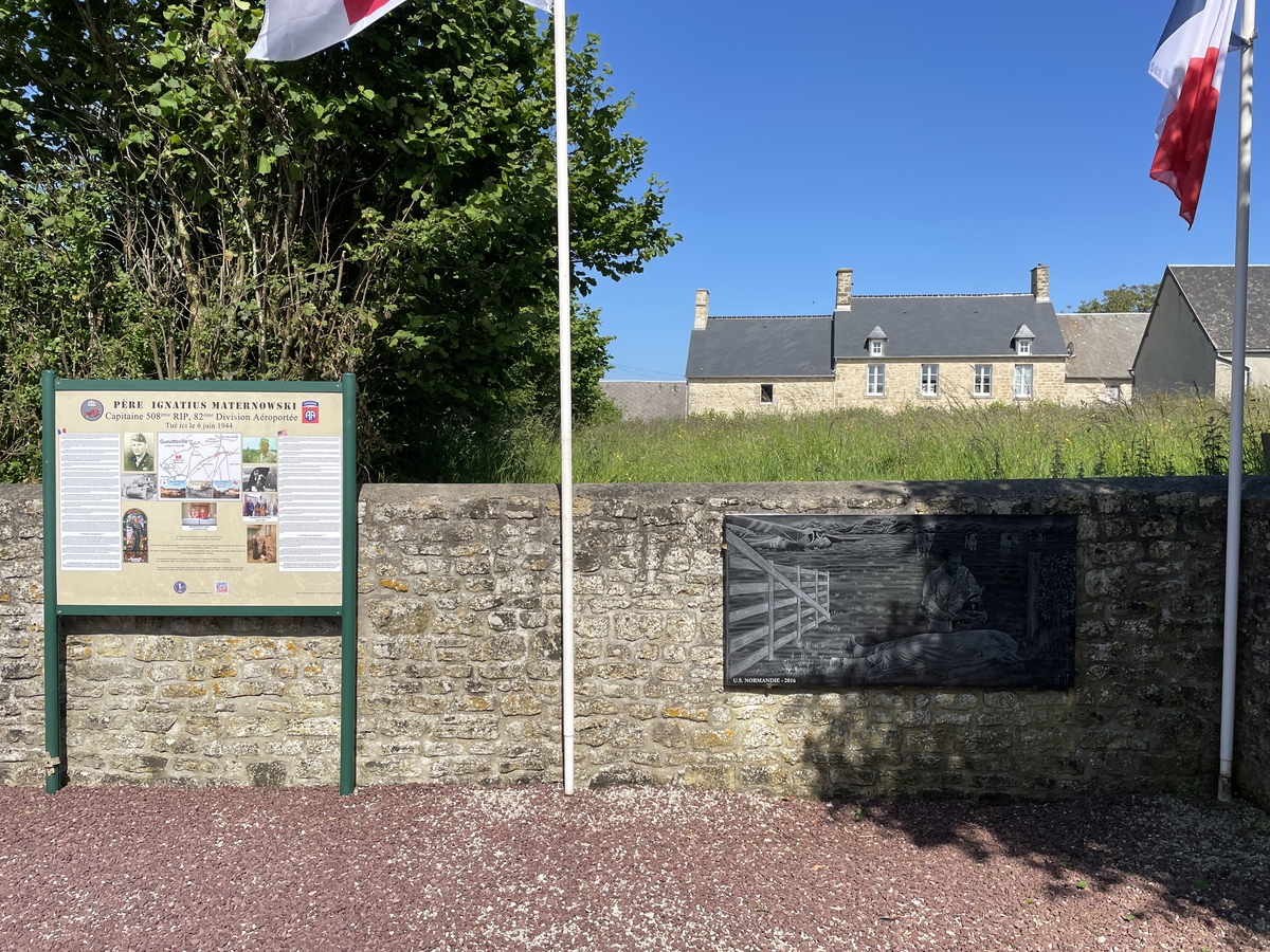 Monument Chaplain Maternowski dézoomer - PICAUVILLE