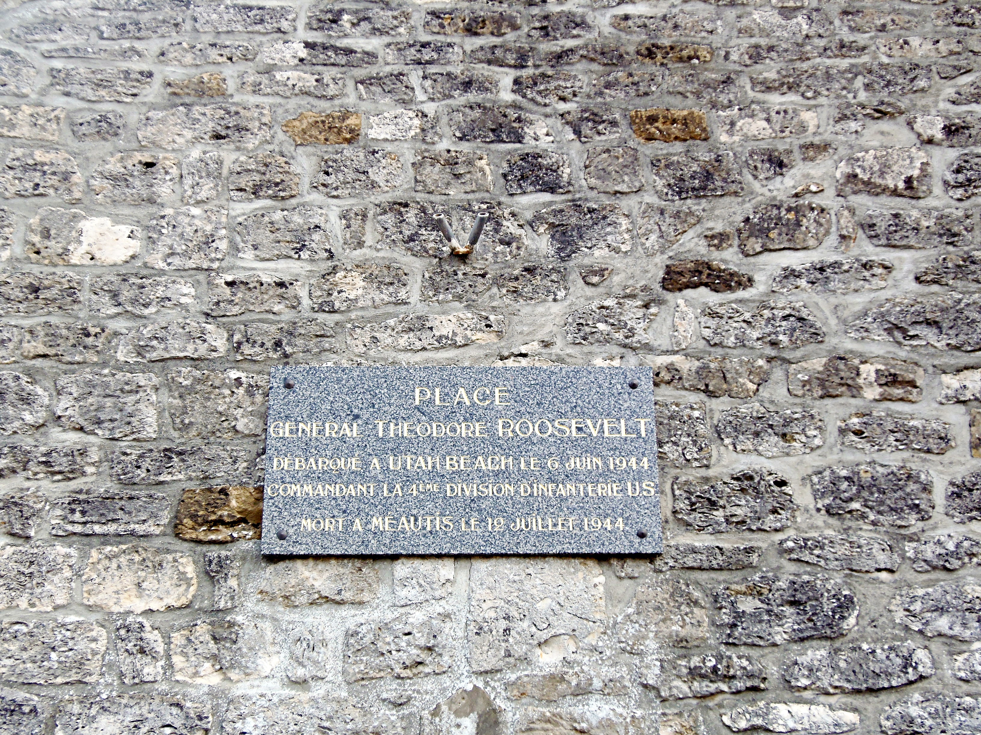 Plaque Général ROOSEVELT_MEAUTIS©OT Baie du Cotentin (1)