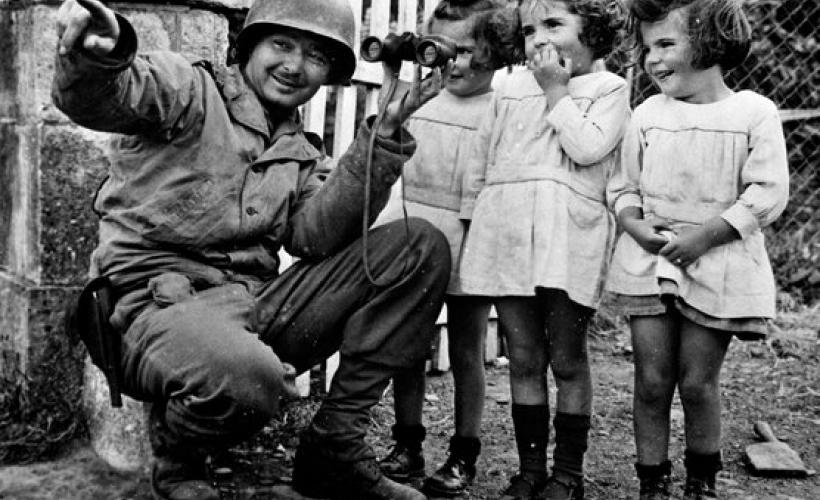 Soldats et enfant  - Universal History Archive