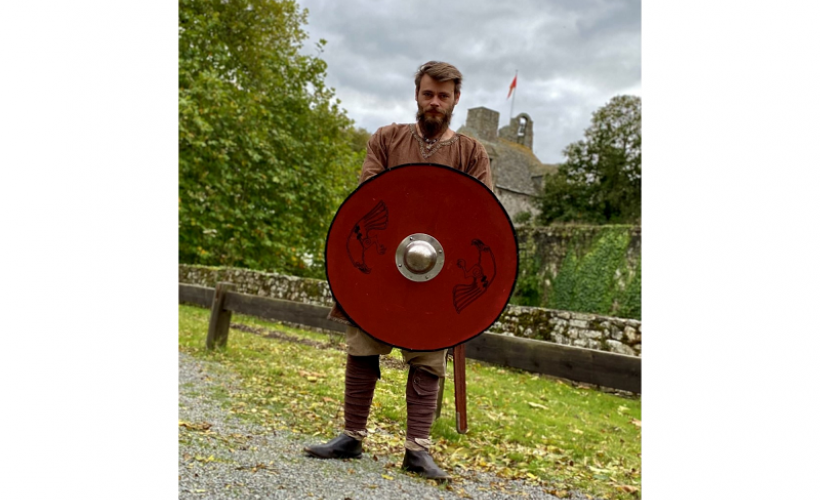 a-lassaut-du-chateau-fort-pirou - Château Fort de Pirou