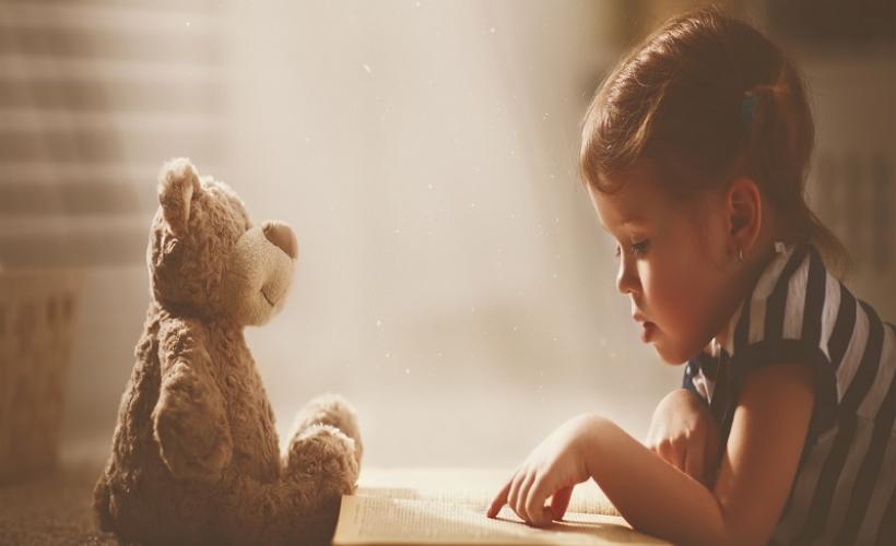 fillette_ours_lecture_AdobeStock_JenkoAtaman - AdobeStock