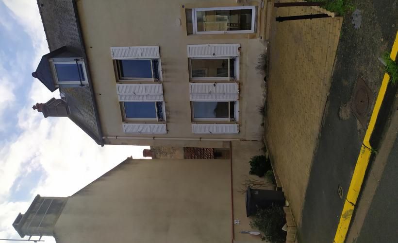 Grande maison avec ses 2 places de parking privatives - Monsieur GUYARD Serge