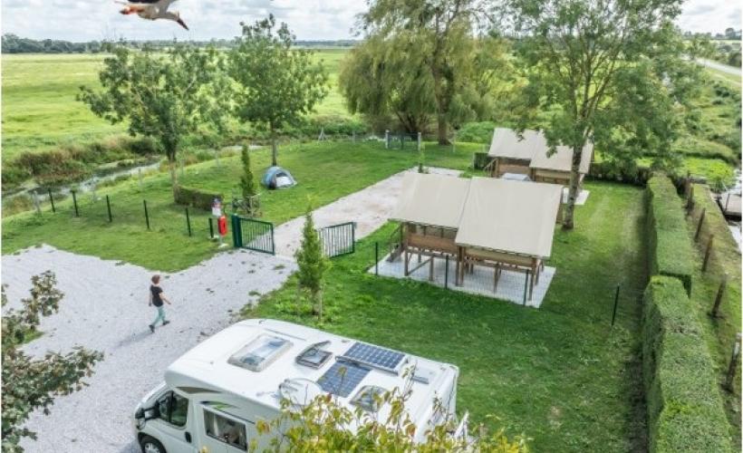 vue aérienne camping avec un camping car et une cigogne - C. Cauchard