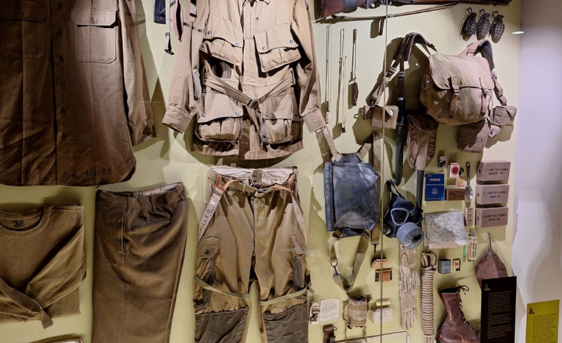 Vitrine tenue de parachutistes
