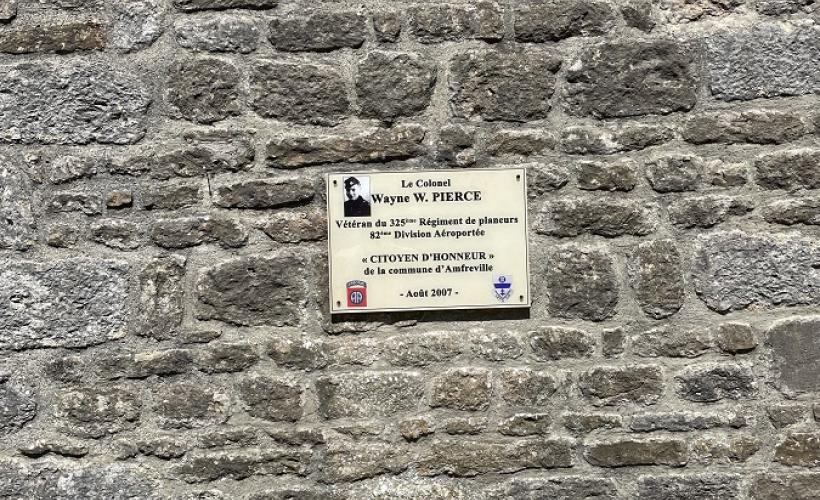 Plaque Wayne W.Pierce Dézoomer - Amfreville