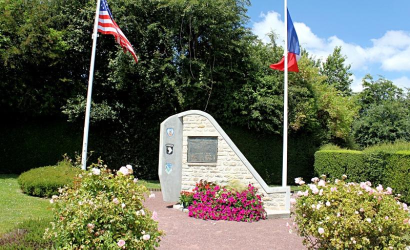 Monument avion C47 439th TCG et 506th régiment de la 101e AB Beuzeville au Plain