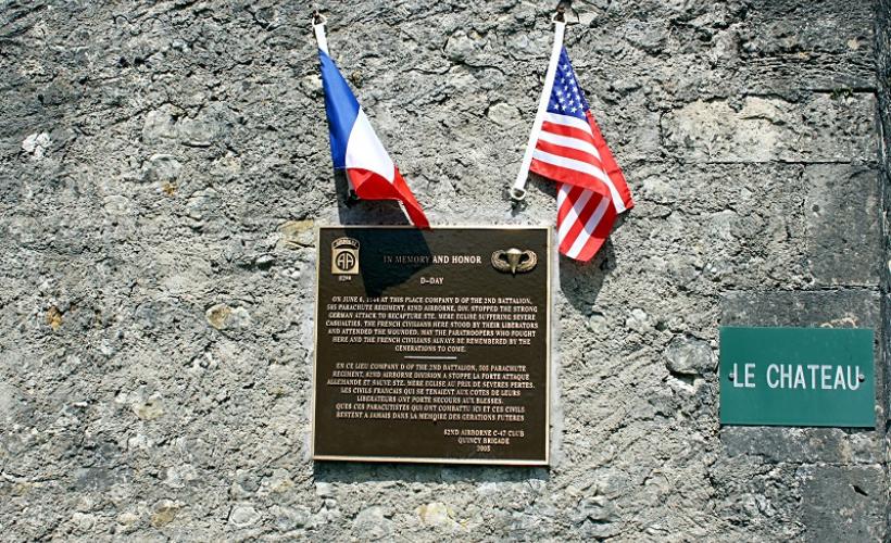 Plaque 82e airborne_Neuville au Plain