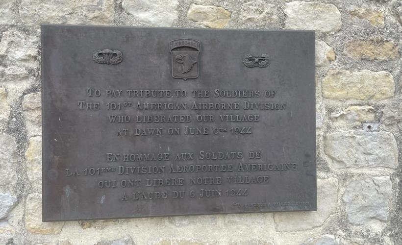 Plaque 101è airborne - SAINTE-MARIE-DU-MONT