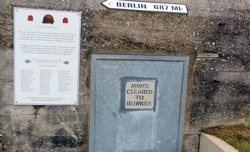 Plaque et bunker US Navy_Utah Beach