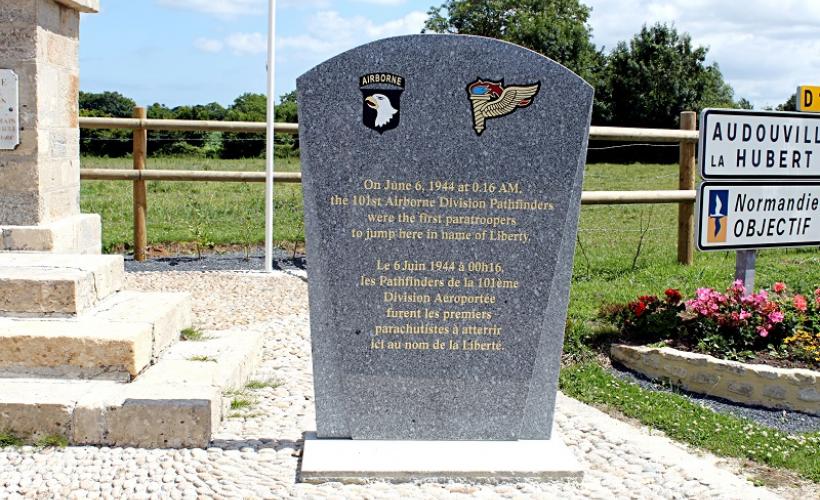 Stèle Pathfinders de la 101e Division aéroportée_St Germain de Varreville