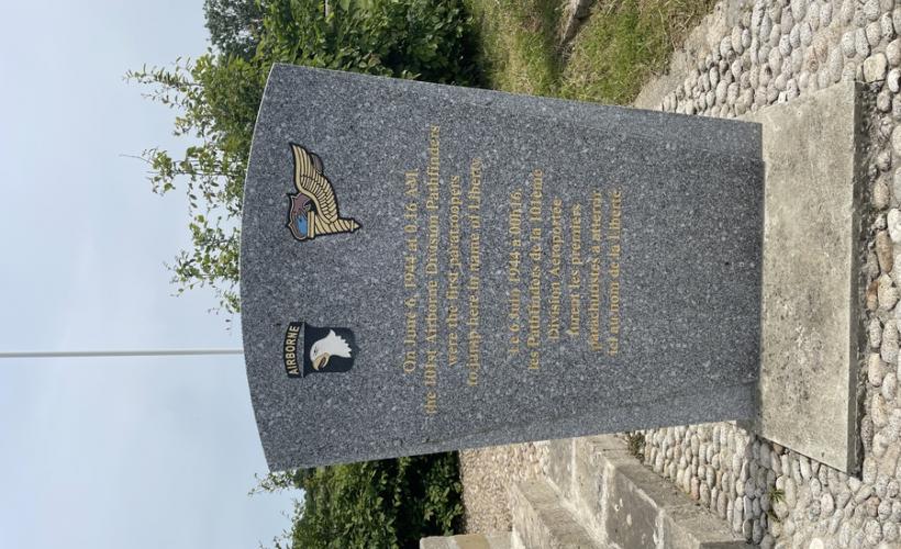 Stèle en hommage aux pathfinders de la 101ème SGDV