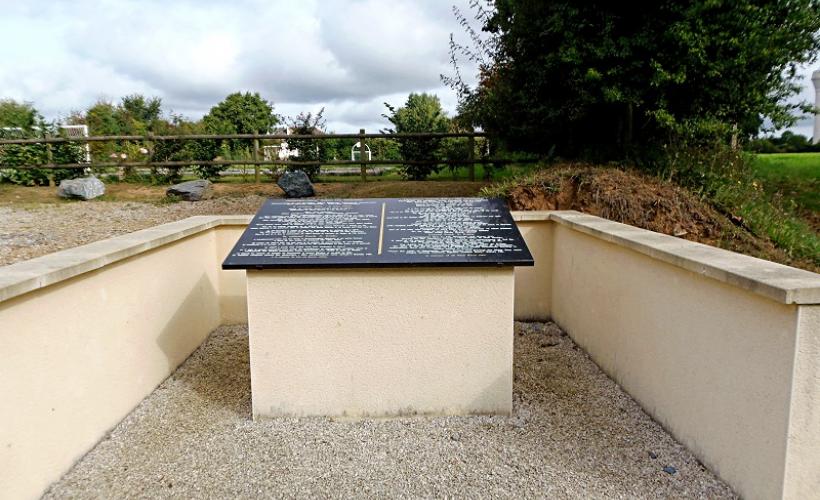 Stèle Wolverton_SAINT-CÔME-DU-MONT