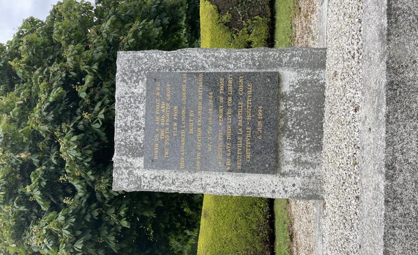 Stèle 9TH USAAF Zoomé - CRETTEVILLE