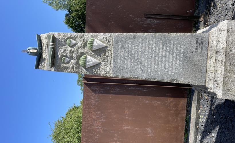 Stèle 508ème PIR et plaques officiers américains - PICAUVILLE