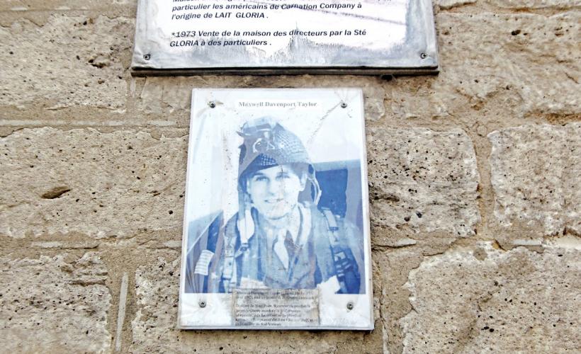 Plaque Taylor_Carentan©OT Baie du Cotentin