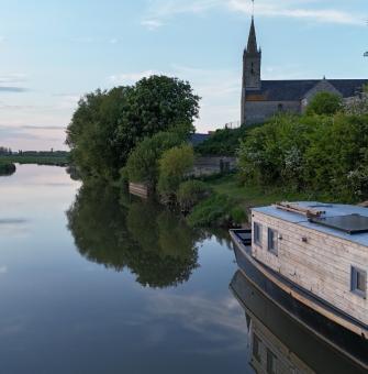 liesville-sur-douve-toue-cabanee-0 - BateliersdesMarais
